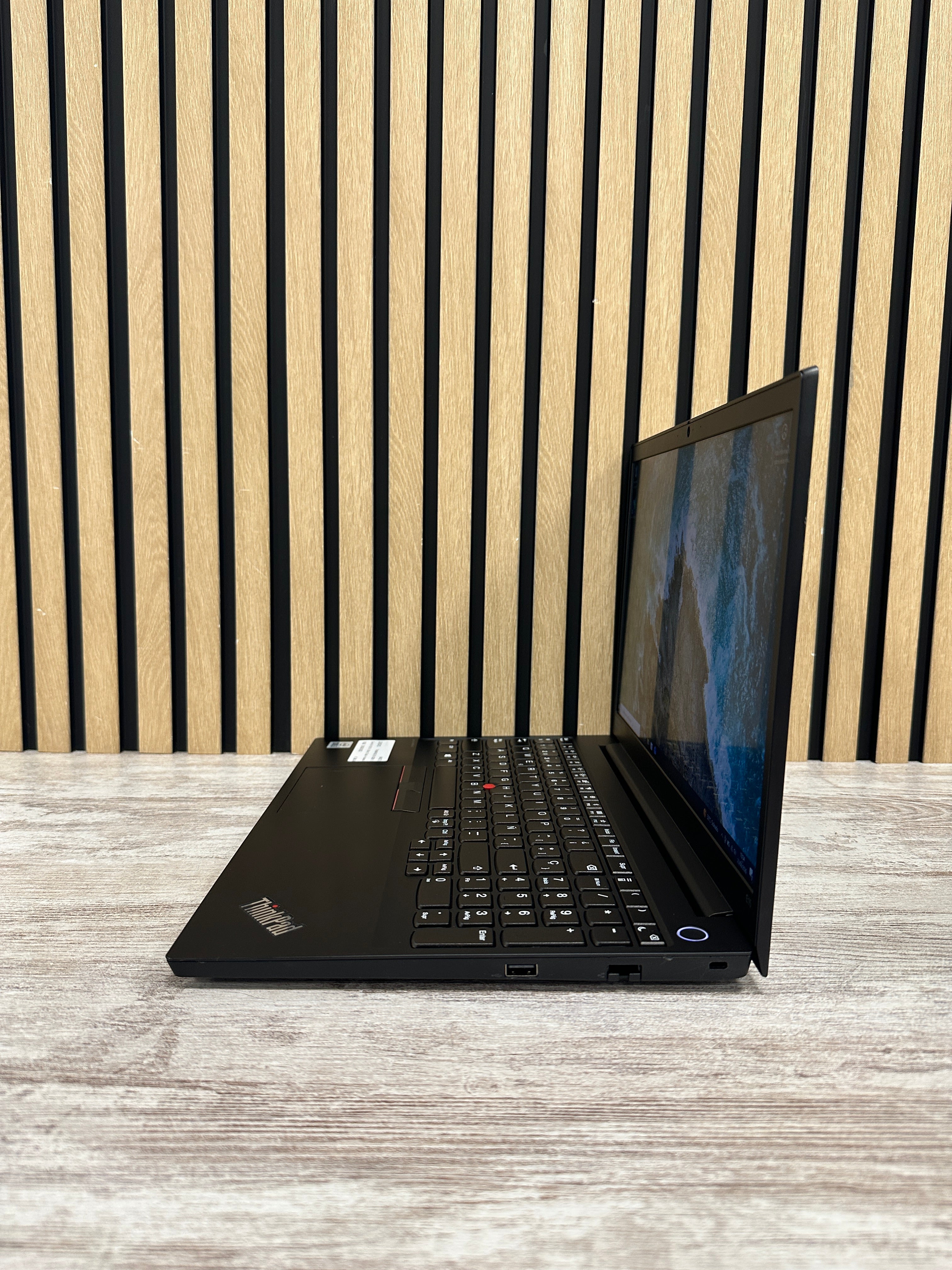 LENOVO THINKPAD E15 (GEN 1) Core i5 i5-10210U 1.6GHz (Total: 4 núcleos) 16GB 256GB SSD 15.6"