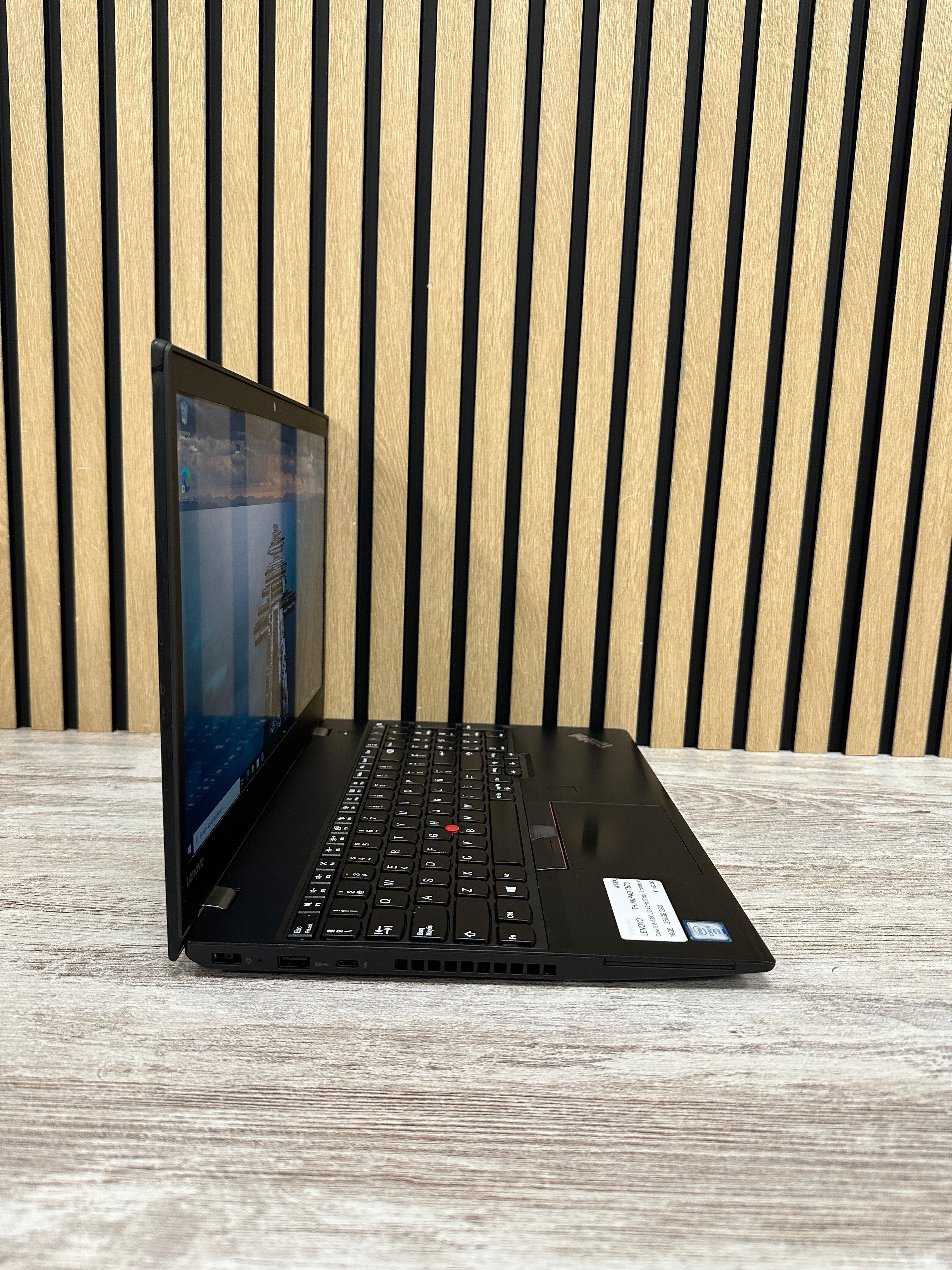 LENOVO THINKPAD T570 Core i5 i5-6300U 2.4GHz (Total: 2 núcleos) 16GB 256GB SSD 15.6"