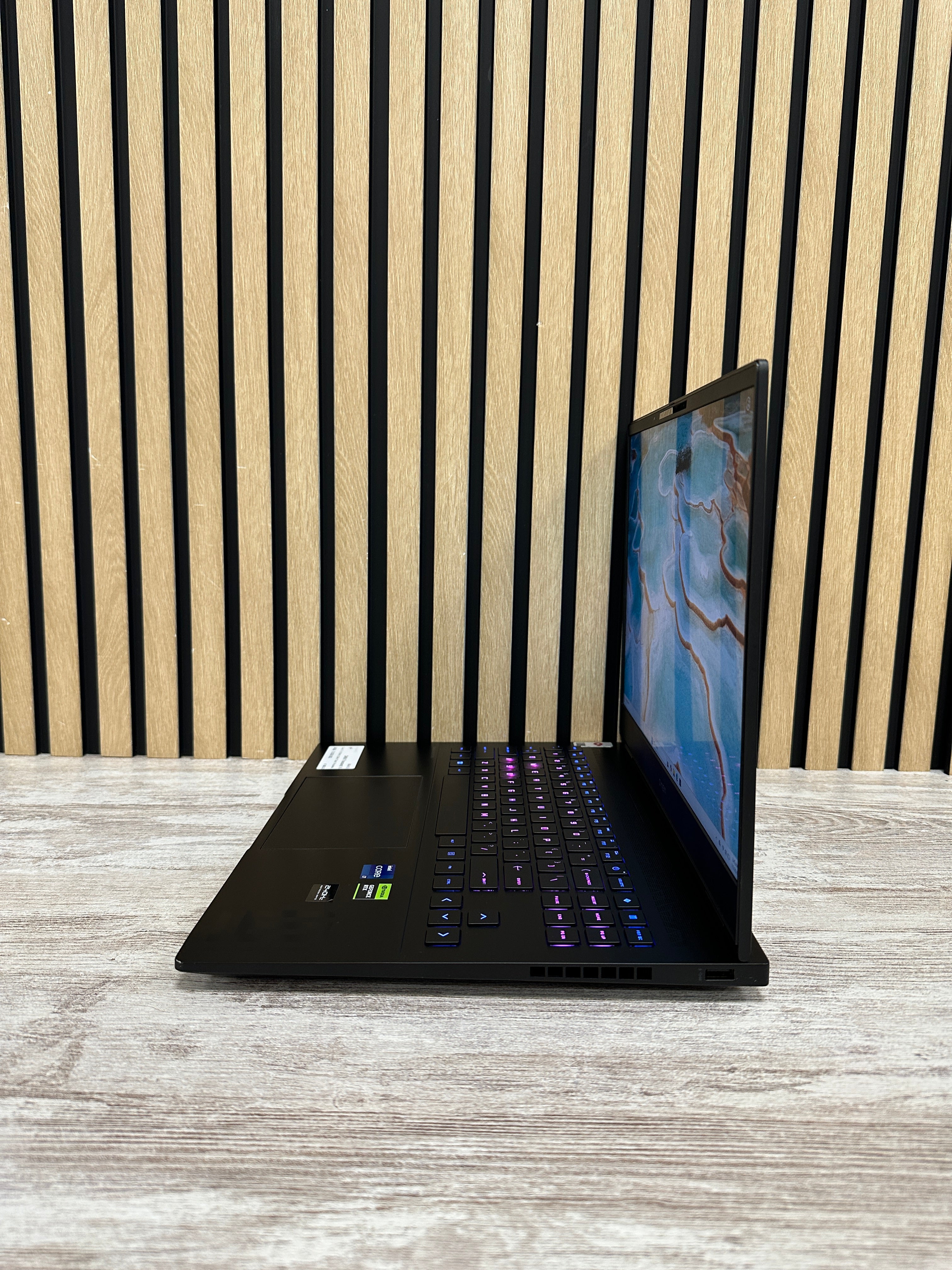 HP OMEN Transcend 16 Core i7 i7-13700HX 2.3GHz (Total: 16 núcleos) 64GB 512GB SSD 16.0"