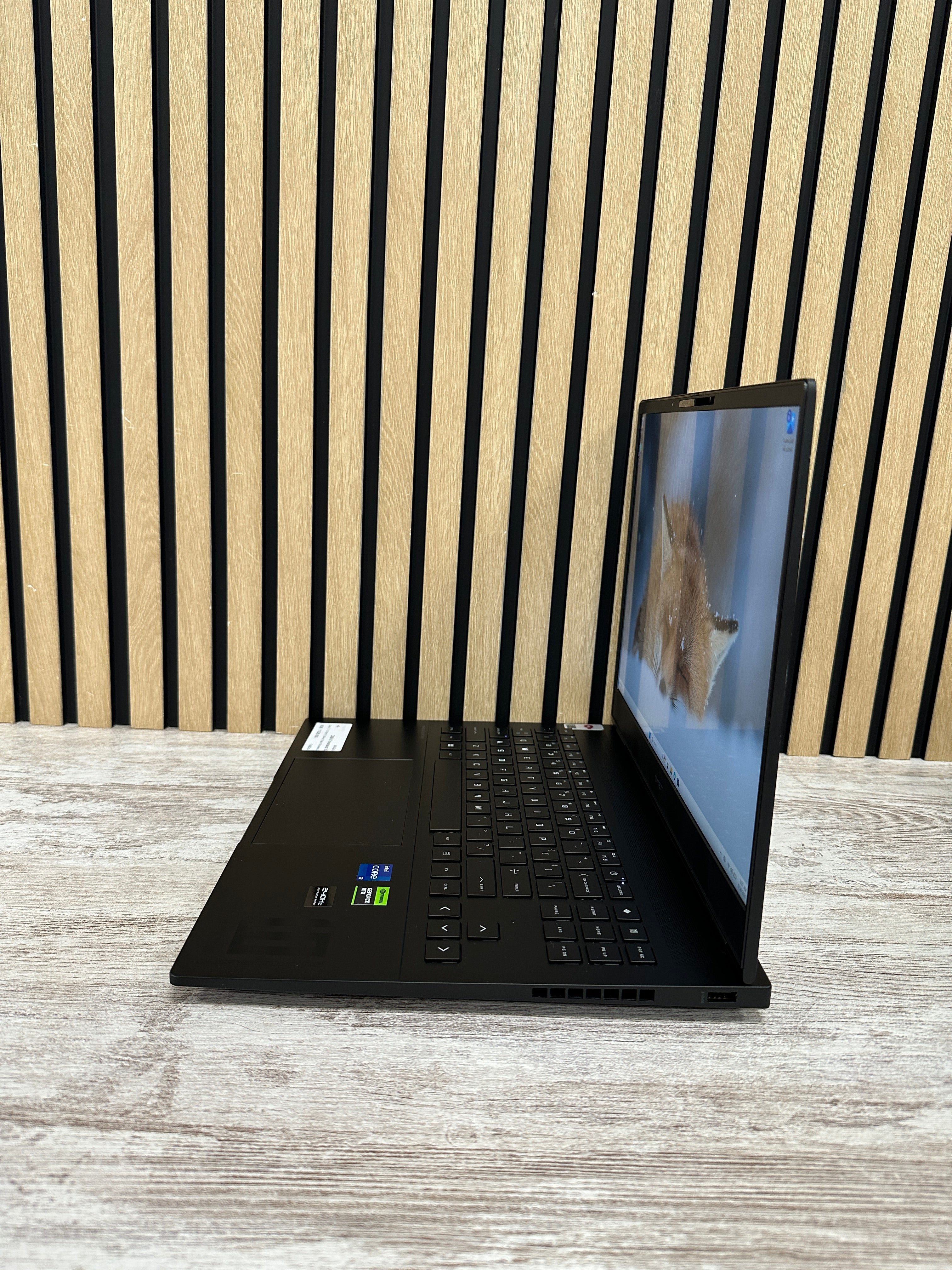 HP OMEN Transcend 16 Core i7 i7-13700HX 2.3GHz (Total: 16 núcleos) 16GB 512GB SSD 16.0"