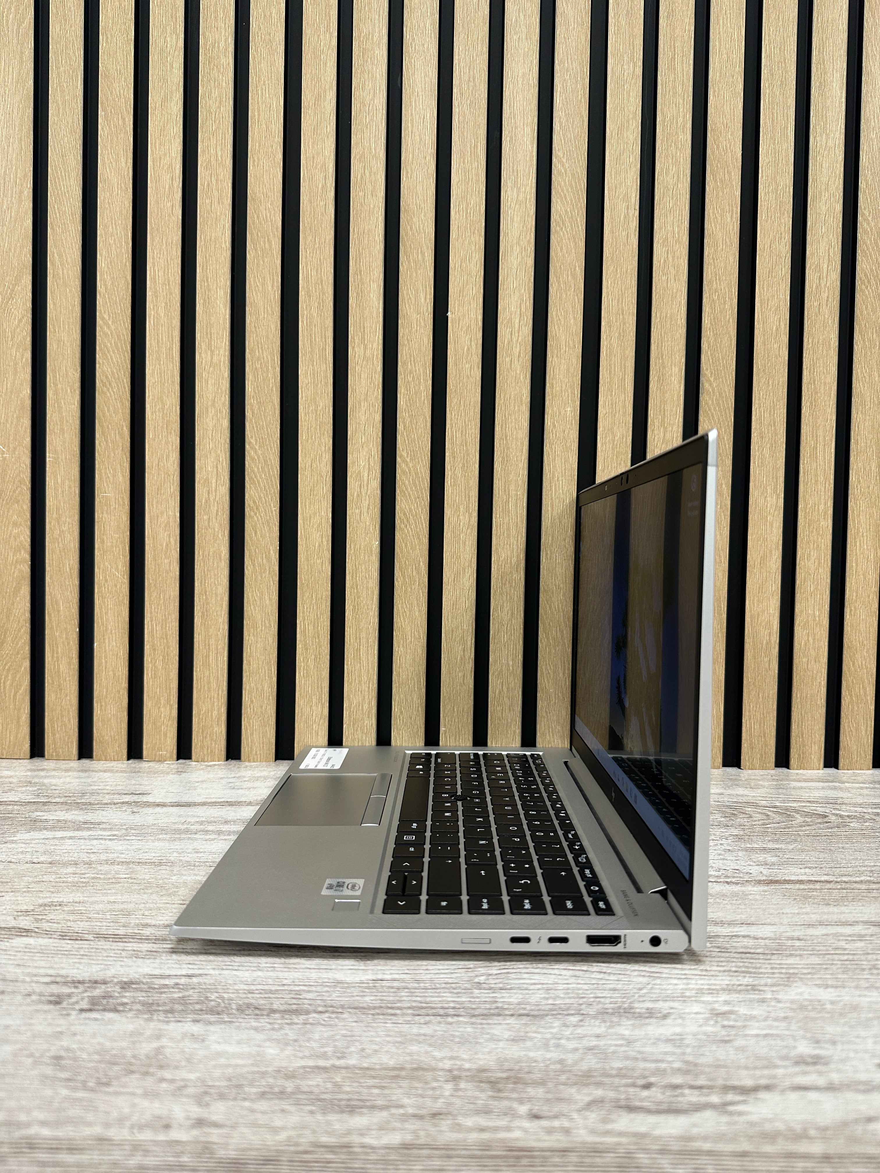 HP Elitebook 840 G7 Core i7 i7-10810U 1.1GHz (Total: 6 núcleos) 16GB 512GB SSD