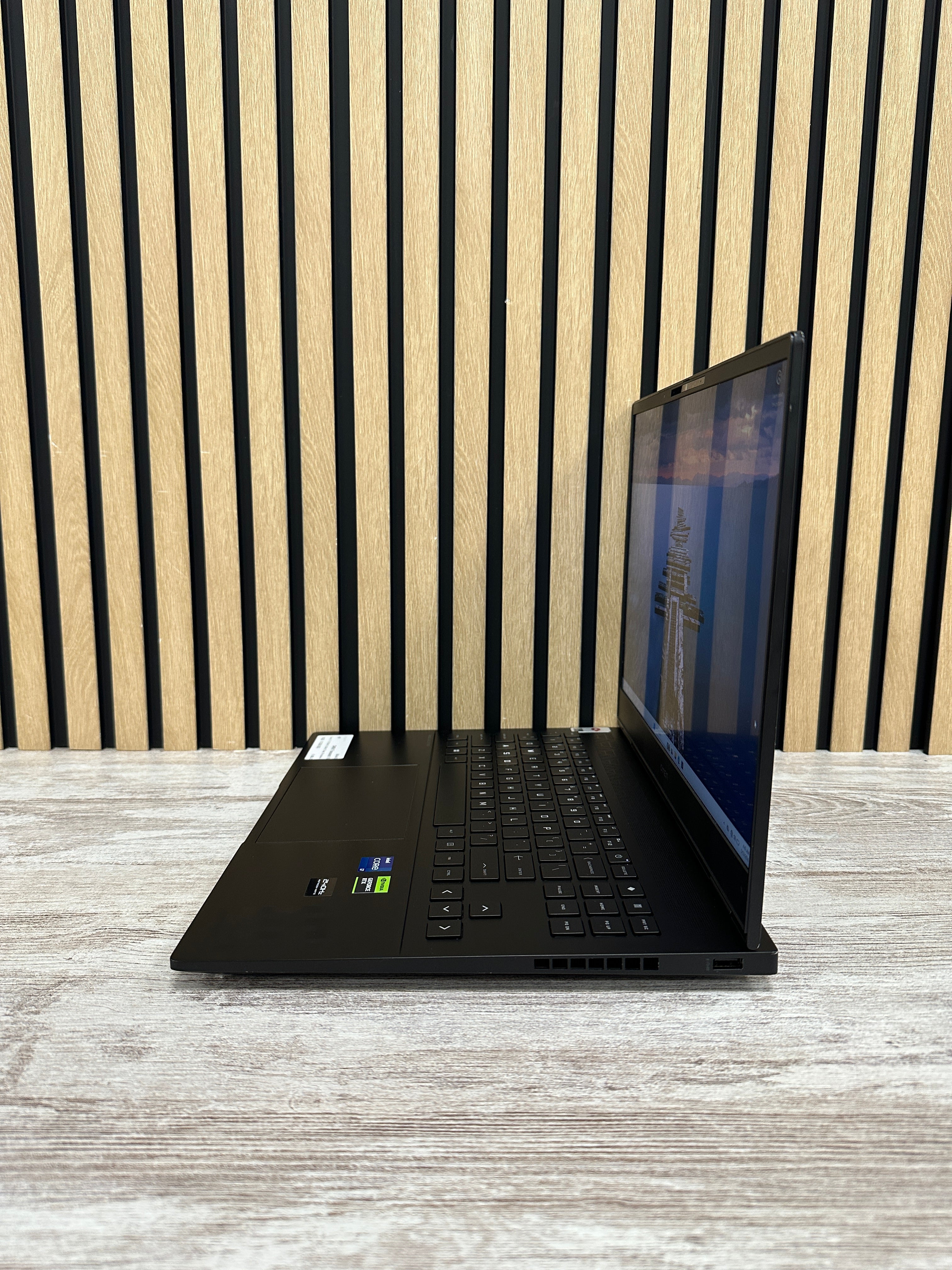 HP OMEN Transcend 16 Core i7 i7-13700HX 2.3GHz (Total: 16 núcleos) 16GB 512GB SSD 16.0"