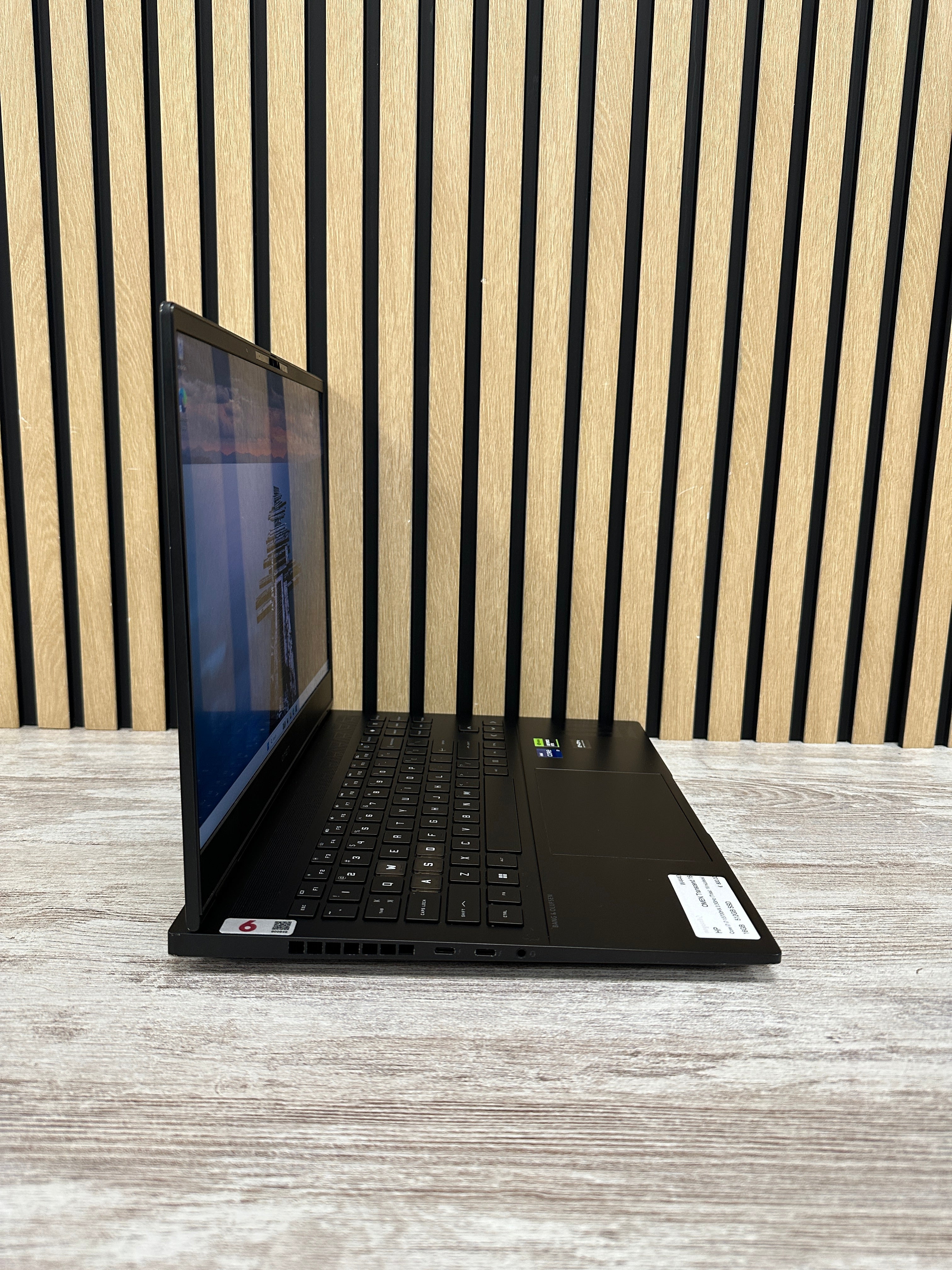 HP OMEN Transcend 16 Core i7 i7-13700HX 2.3GHz (Total: 16 núcleos) 16GB 512GB SSD 16.0"