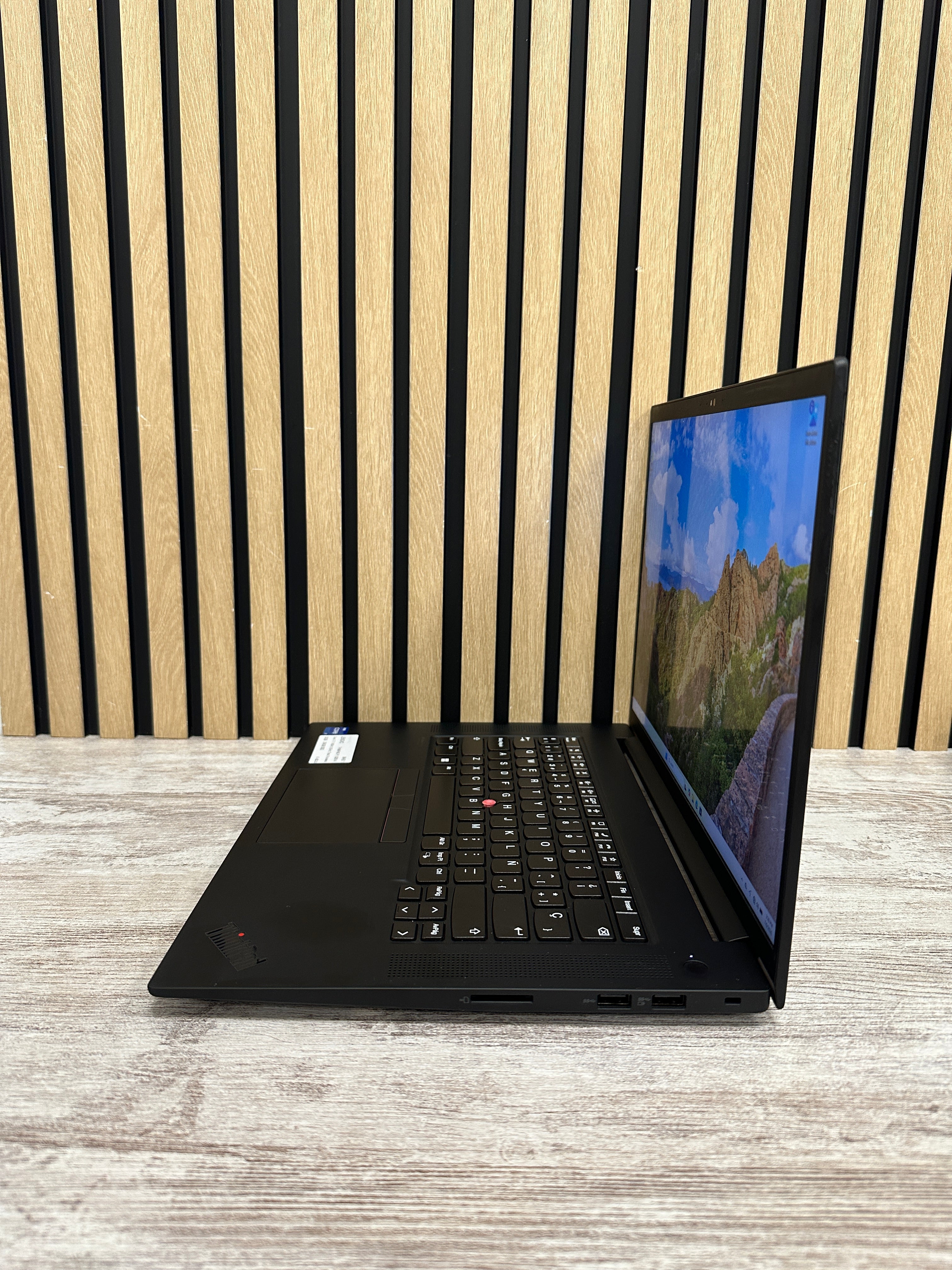 LENOVO THINKPAD P1 (GEN 4) i7 32GB 256GB SSD 16"