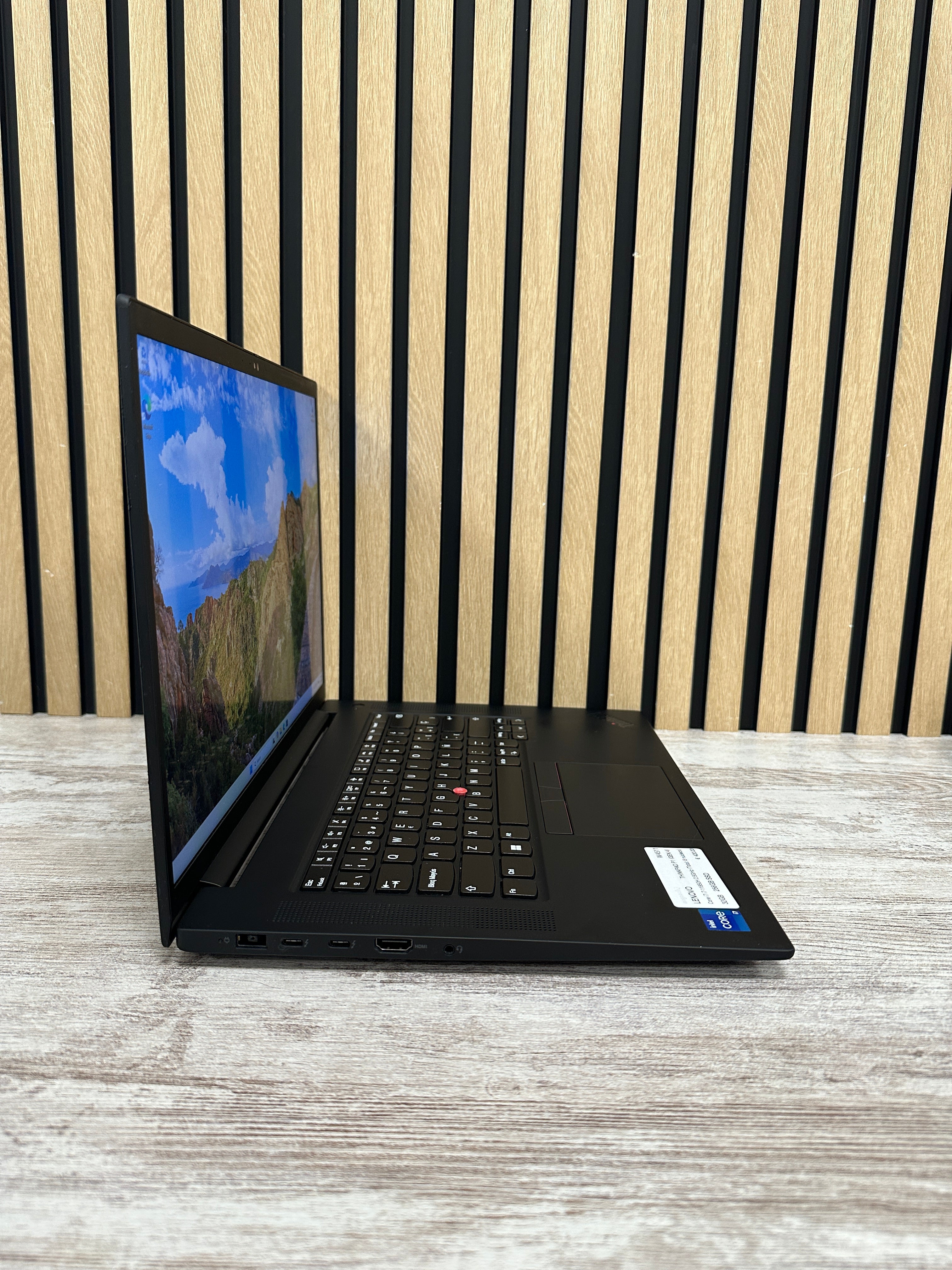 LENOVO THINKPAD P1 (GEN 4) i7 32GB 256GB SSD 16"