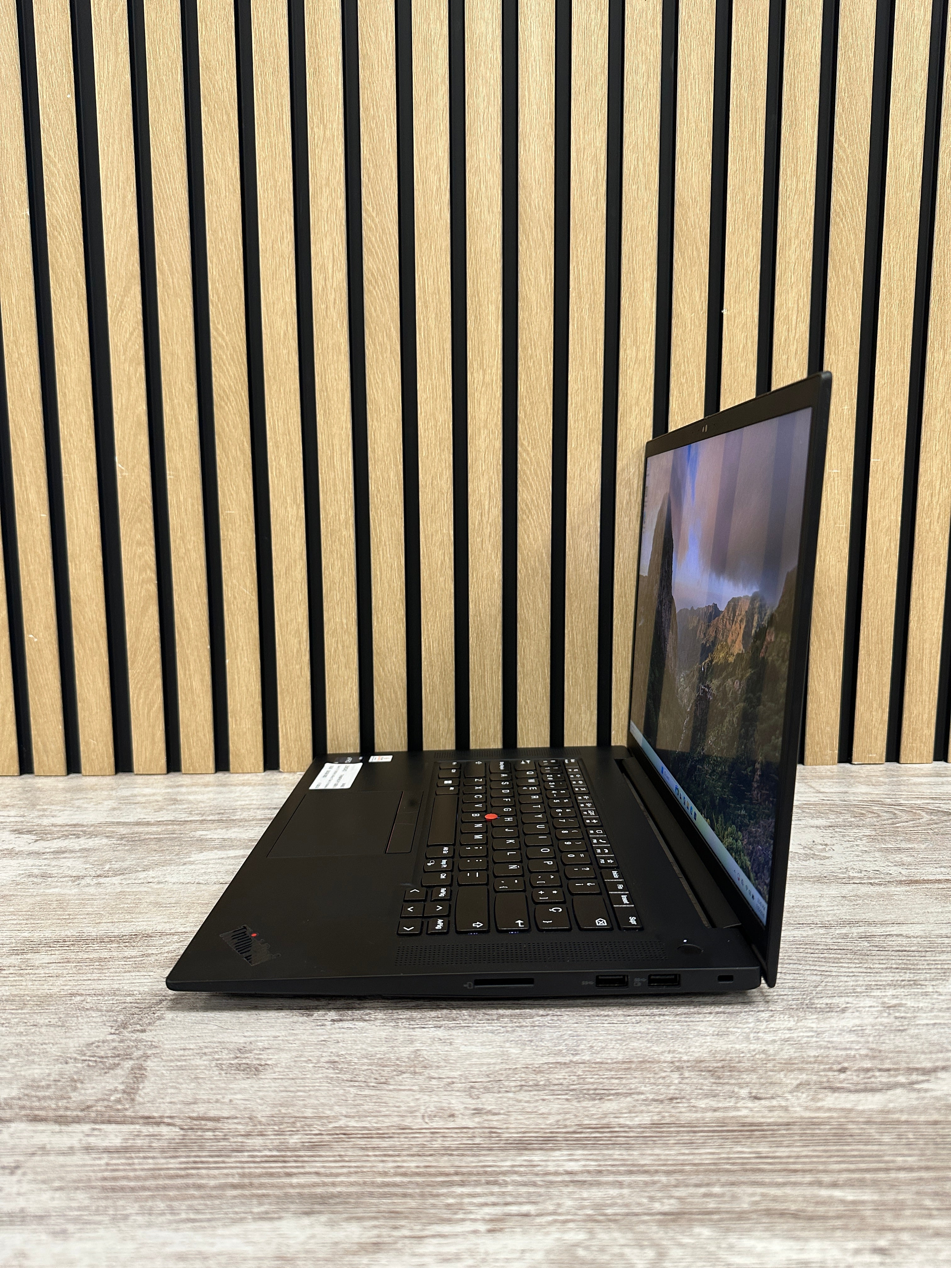 LENOVO THINKPAD P1 (GEN 5) i7 32GB 256GB SSD 16"