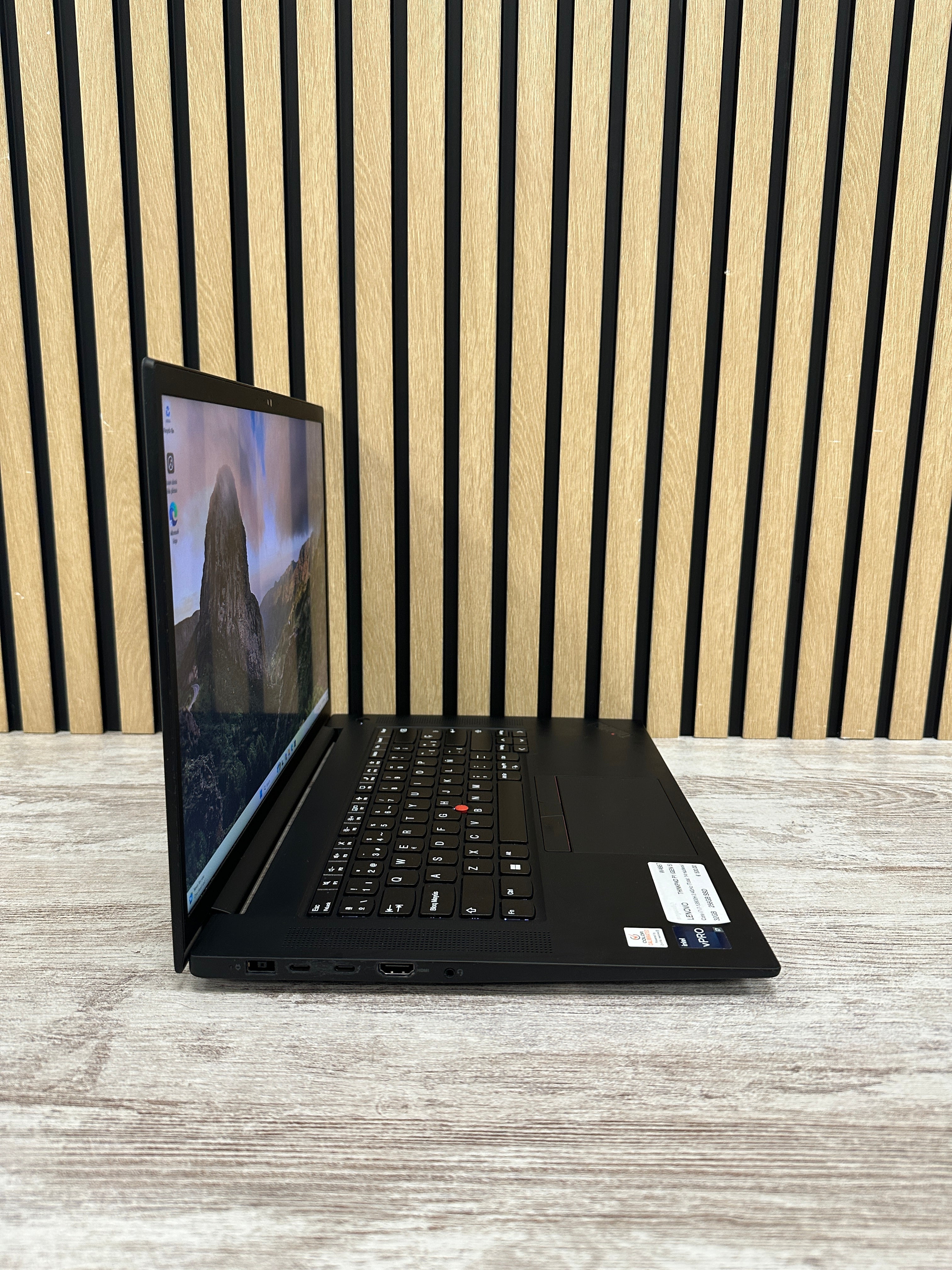 LENOVO THINKPAD P1 (GEN 5) i7 32GB 256GB SSD 16"
