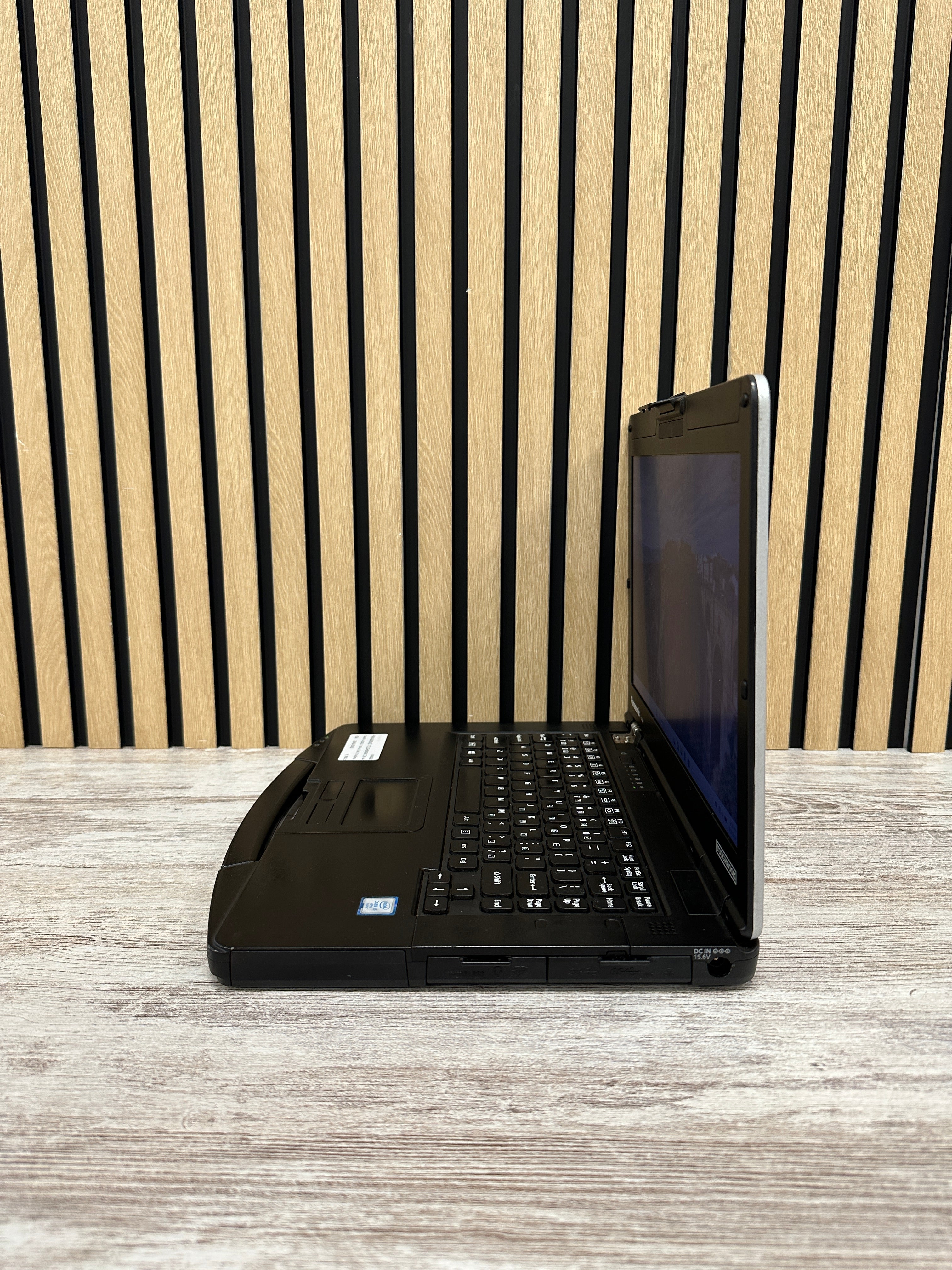 PANASONIC TOUGHBOOK CF-54 Core i5 i5-6300U 2.4GHz (Total: 2 núcleos) 8GB 256GB SSD 14"