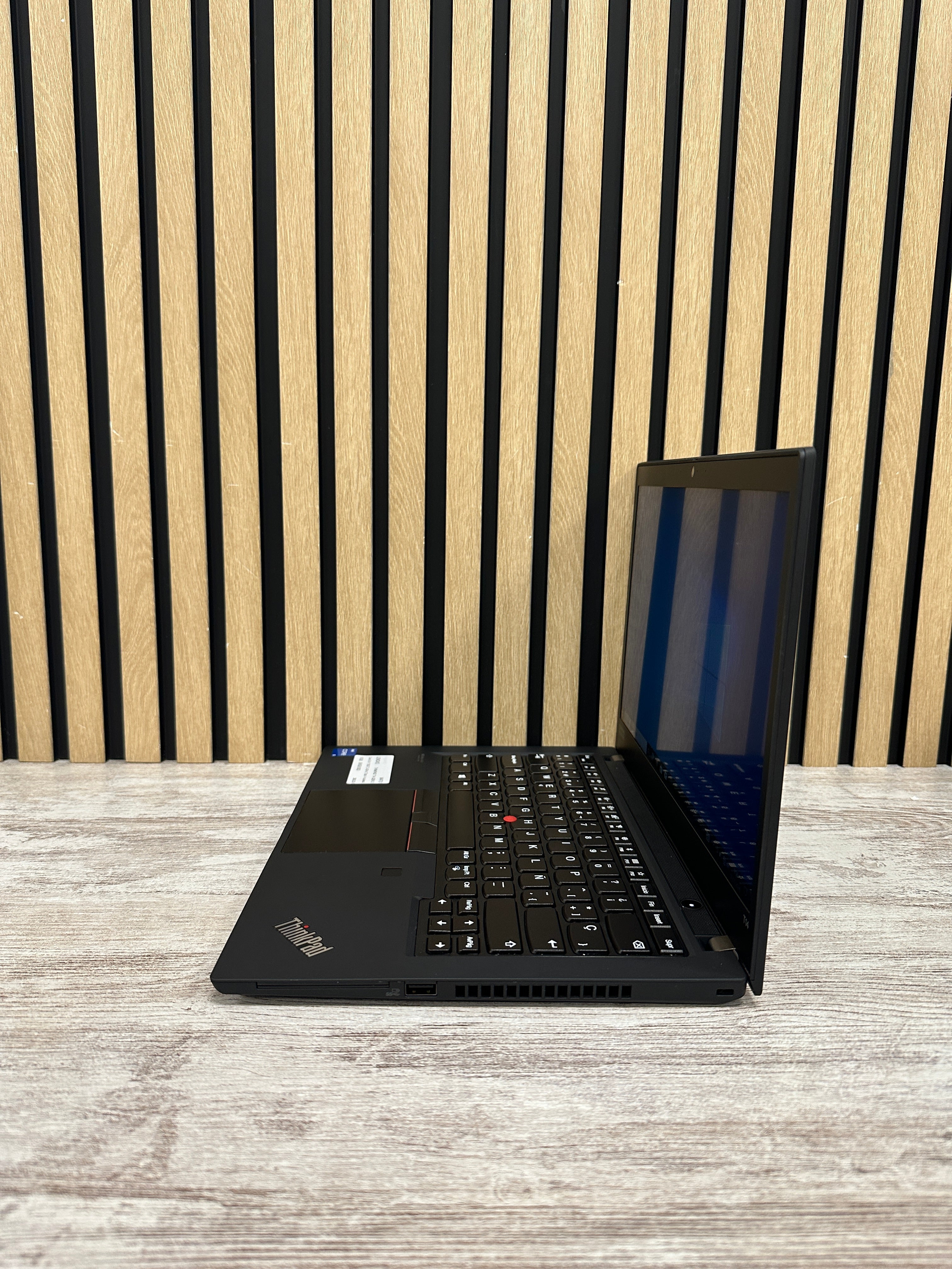 LENOVO THINKPAD T14 (GEN 2) Core i5 i5-1135G7 2.4GHz (Total: 4 núcleos) 16GB 256GB SSD 14" - Moyacell