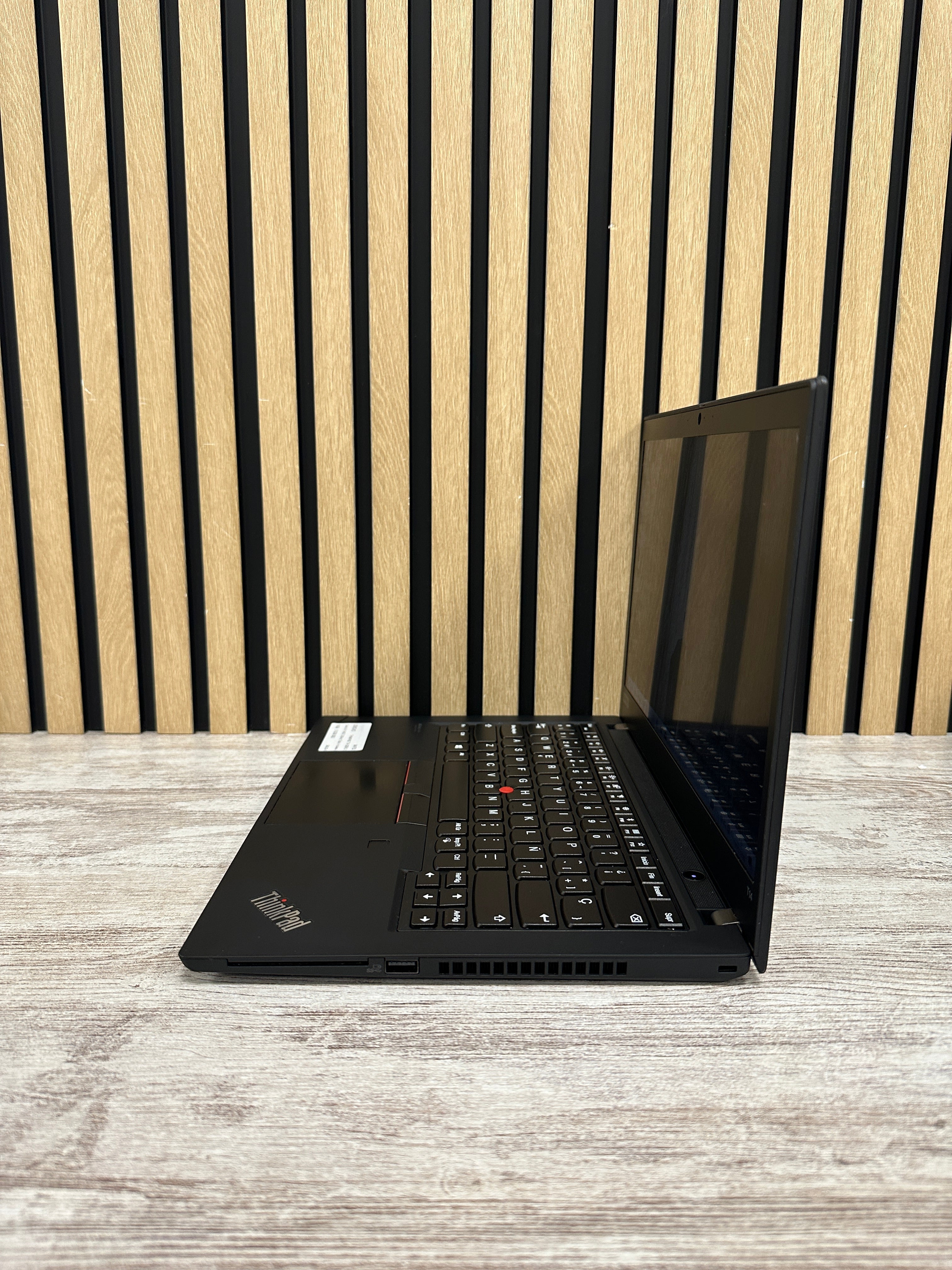 LENOVO THINKPAD T14 (GEN 2) Core i5 i5-1145G7 2.6GHz (Total: 4 núcleos) 16GB 512GB SSD 14" - Moyacell